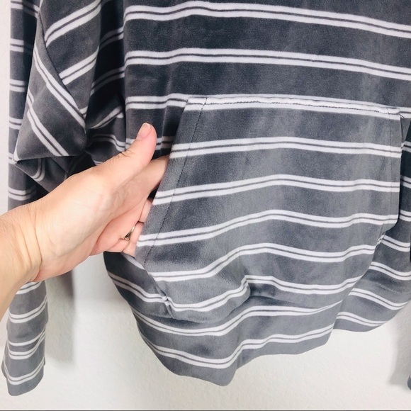 AE🔥SALE🔥 American Eagle oversized gray stripe velour hoodie top Medium - Picture 3 of 8